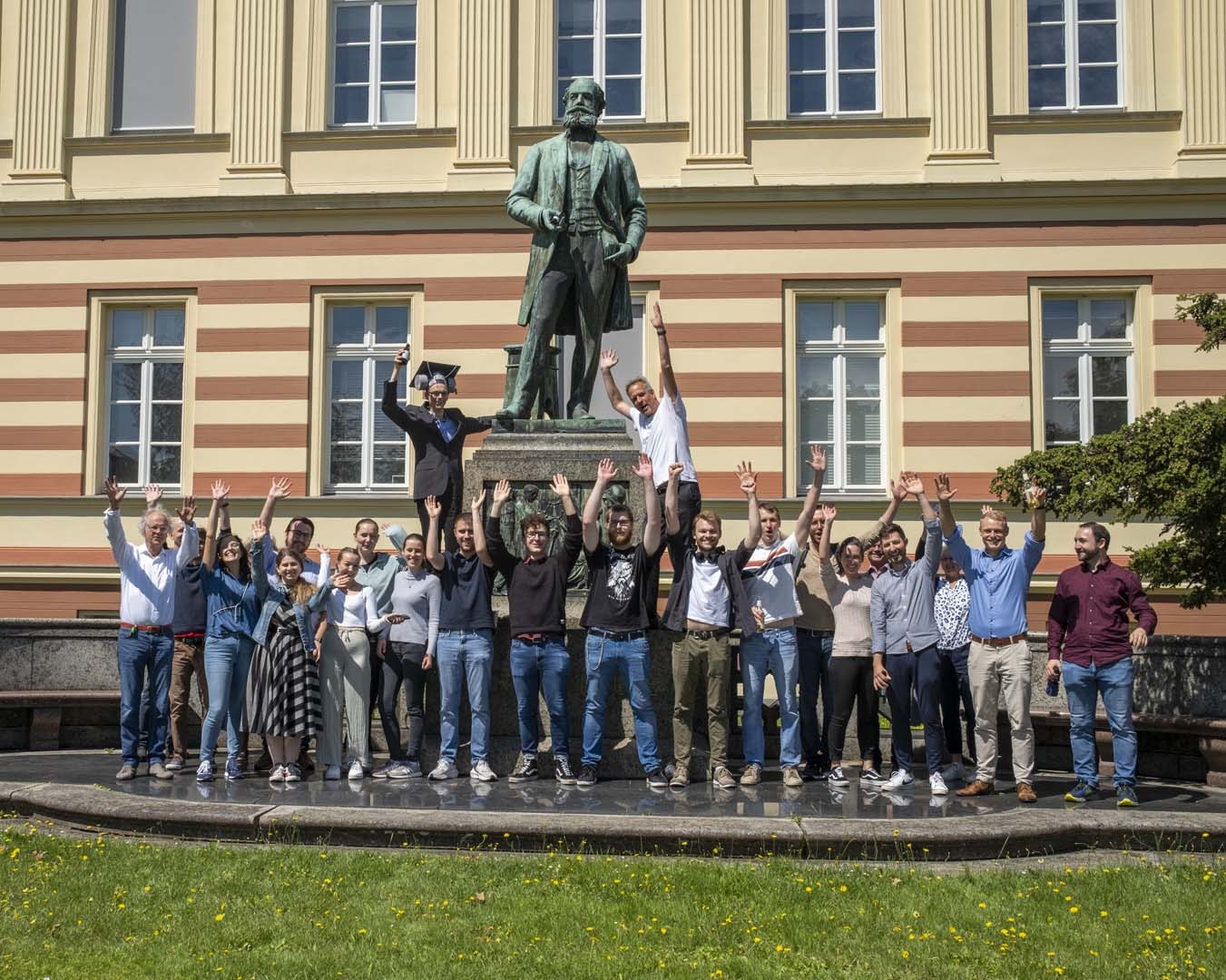 Tobi obtained his PhD with summa cum laude! Congratulations and well done!